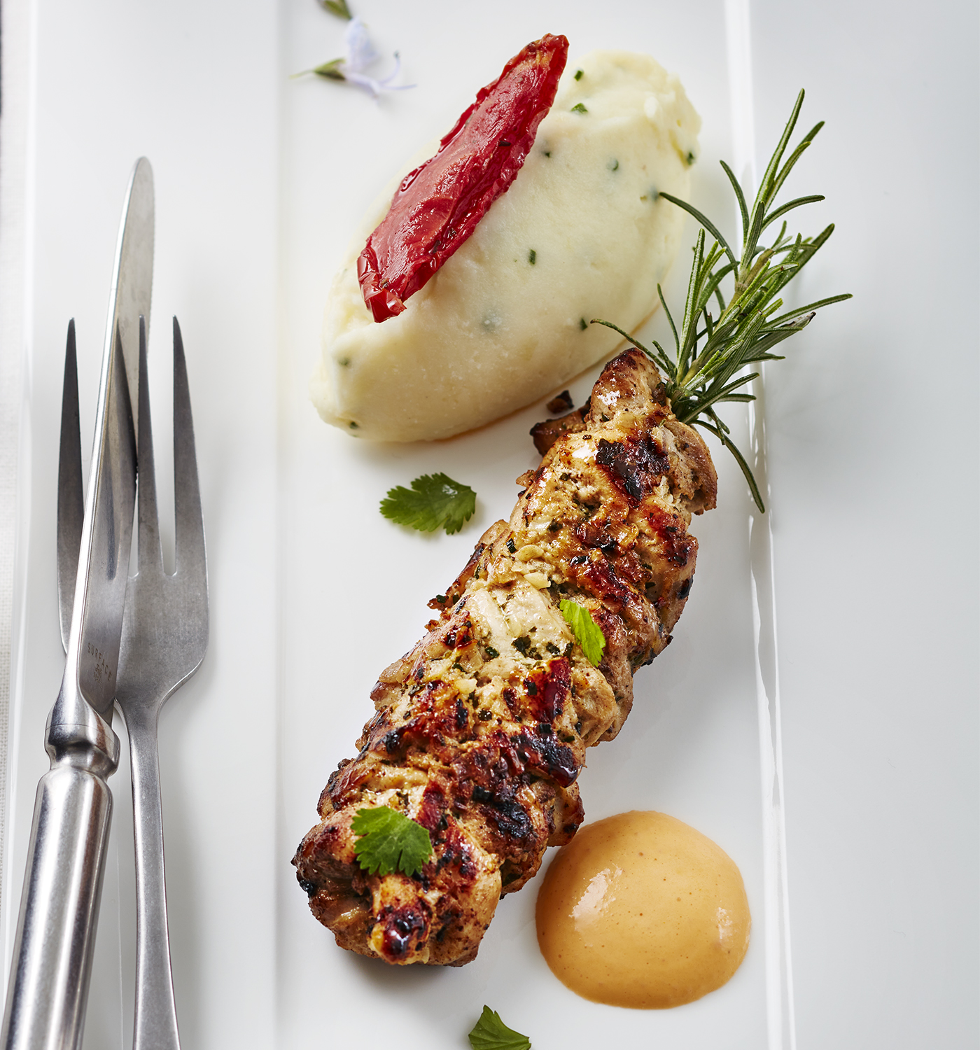 Brochette de poulet mariné crème de pesto rouge, Gastronome Pro